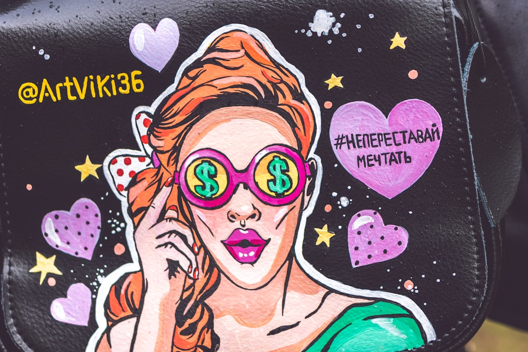 Пример яркой росписи на футболке